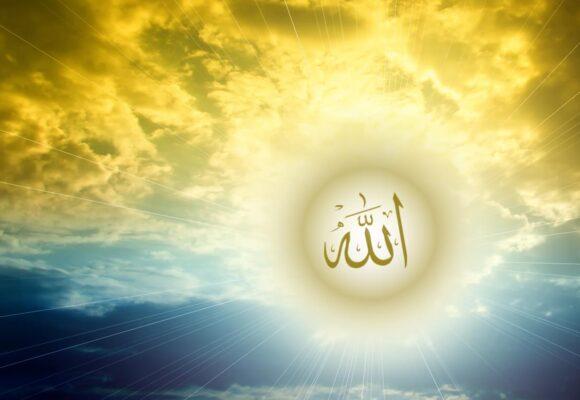 99 emrat e bukur të Allahut dhe rëndësia e tyre në jetën tonë.